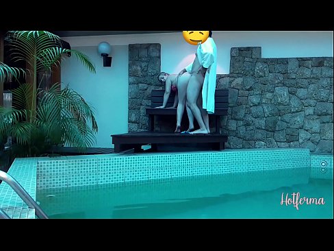 ❤️ 老板邀请女佣去泳池,却忍不住要来个热辣的 ❤️❌ Sex video